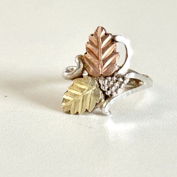Vintage Black Hills 925 Sterling Silver & 12K Solid Gold Leaves Ring Size 6.75 - Picture 4 of 12